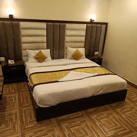 The Grand Orion Hotel Chinhat Buitenkant foto