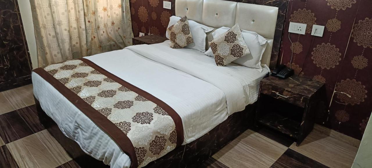 The Grand Orion Hotel Chinhat Buitenkant foto