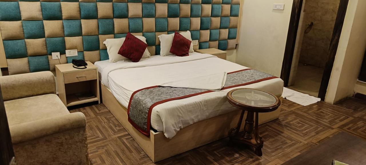 The Grand Orion Hotel Chinhat Buitenkant foto