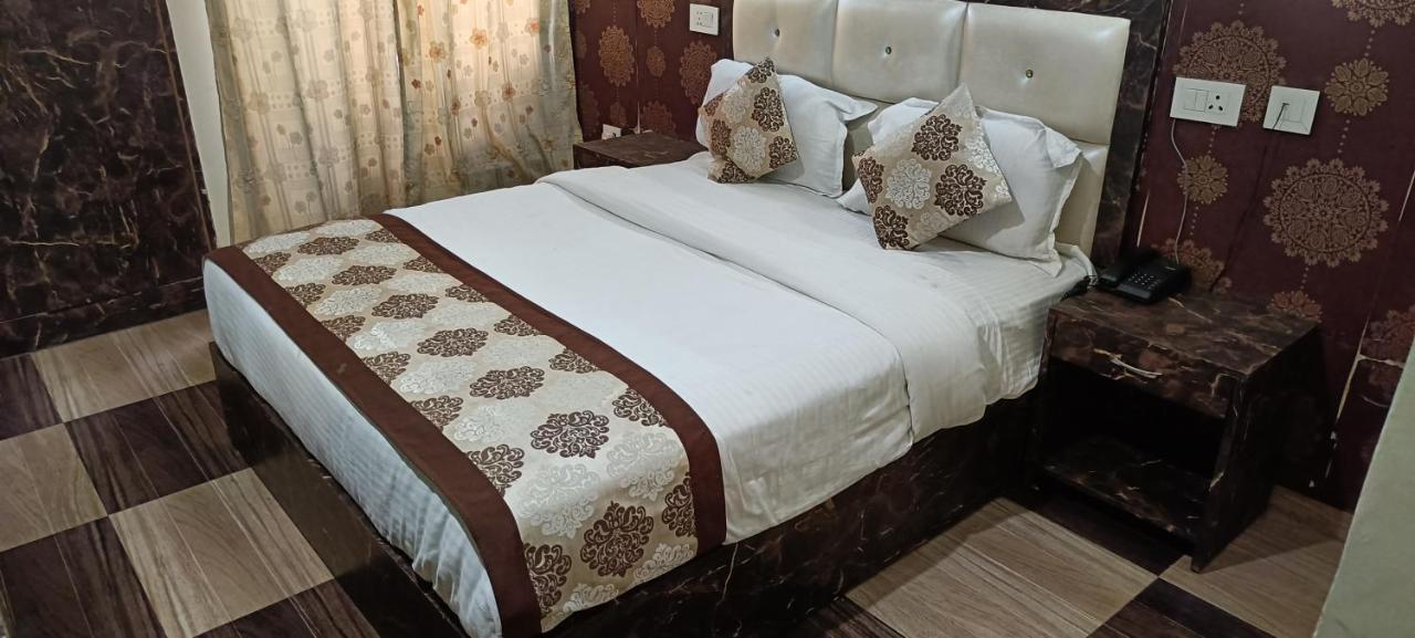 The Grand Orion Hotel Chinhat Buitenkant foto