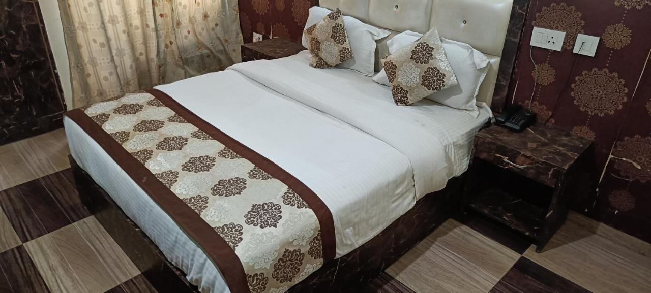 The Grand Orion Hotel Chinhat Buitenkant foto