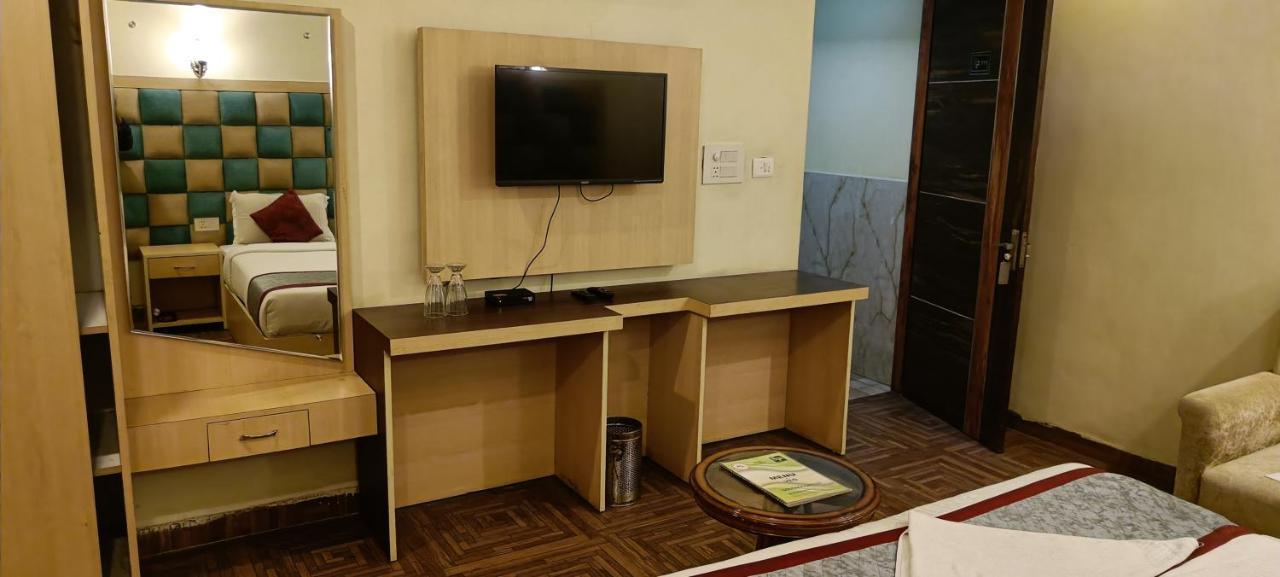 The Grand Orion Hotel Chinhat Buitenkant foto