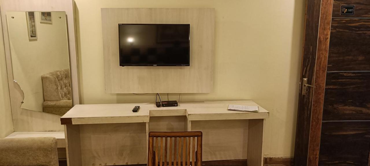 The Grand Orion Hotel Chinhat Buitenkant foto