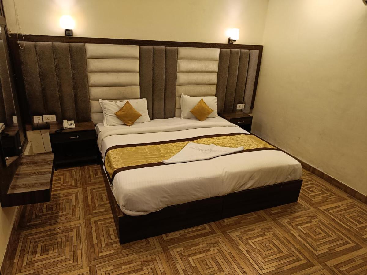 The Grand Orion Hotel Chinhat Buitenkant foto