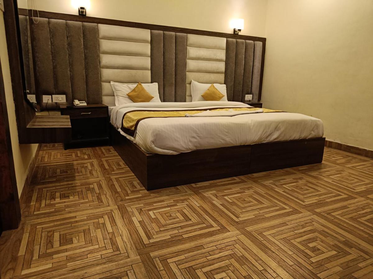 The Grand Orion Hotel Chinhat Buitenkant foto