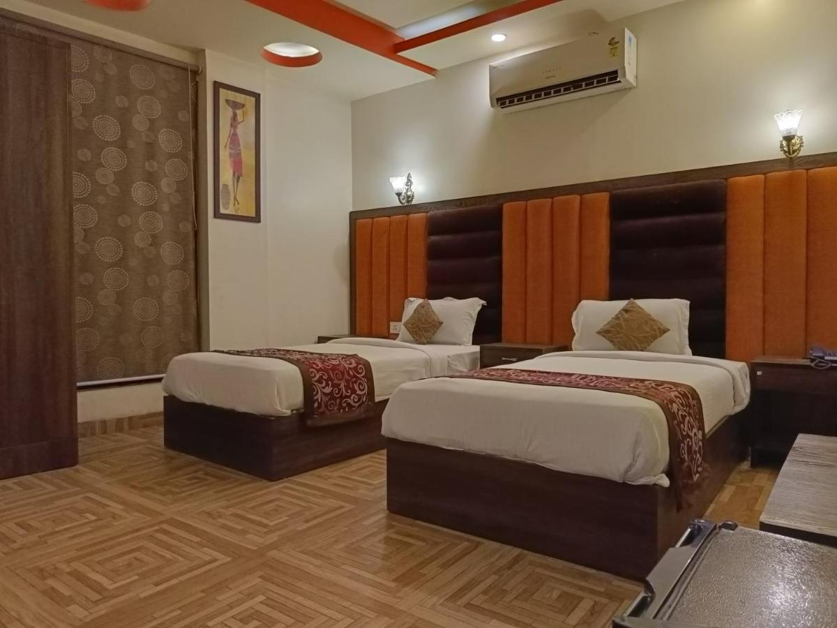 The Grand Orion Hotel Chinhat Buitenkant foto