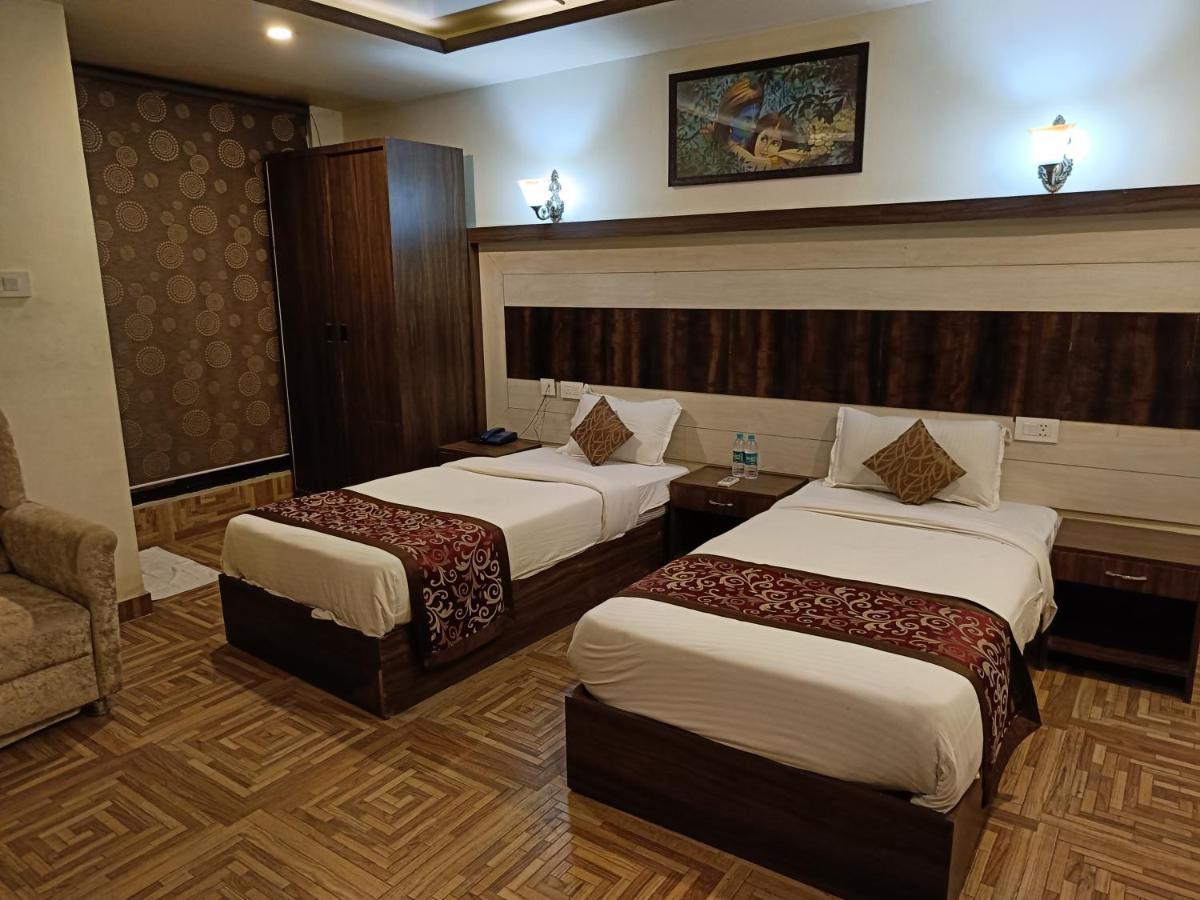 The Grand Orion Hotel Chinhat Buitenkant foto