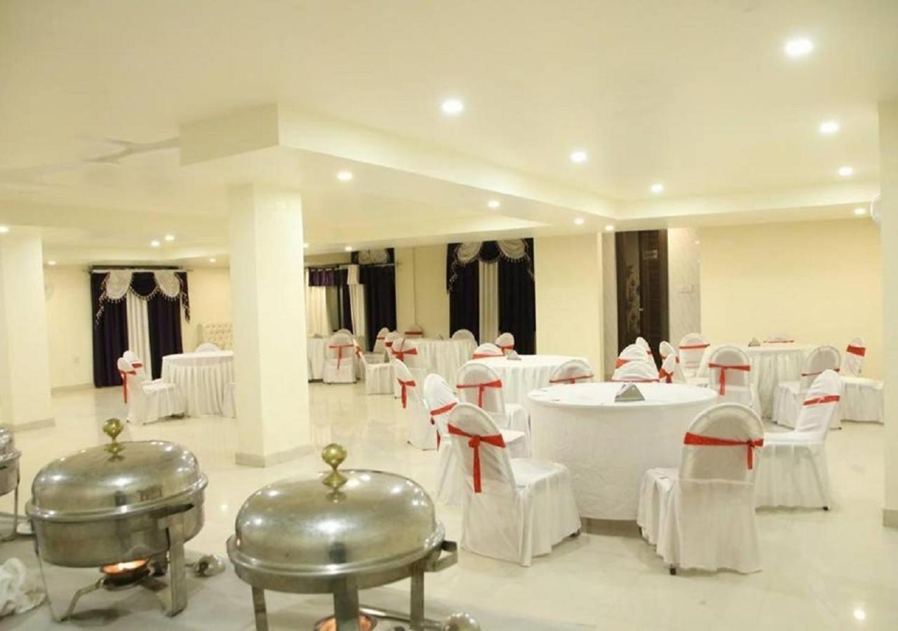 The Grand Orion Hotel Chinhat Buitenkant foto